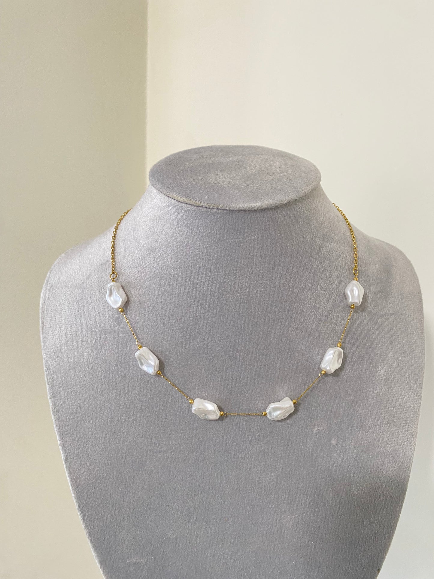 Big pearls necklace