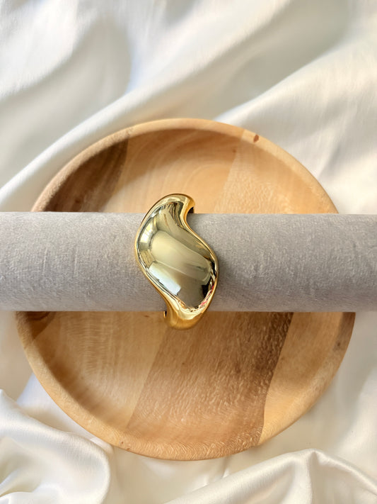 Thick wave bangle