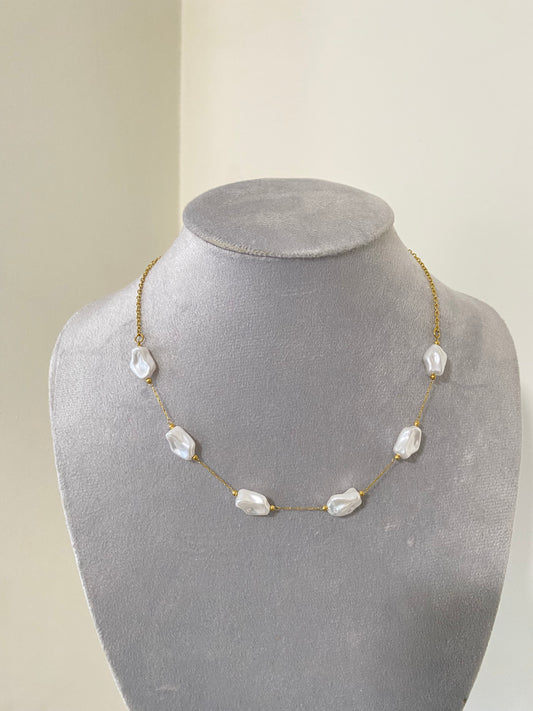 Big pearls necklace