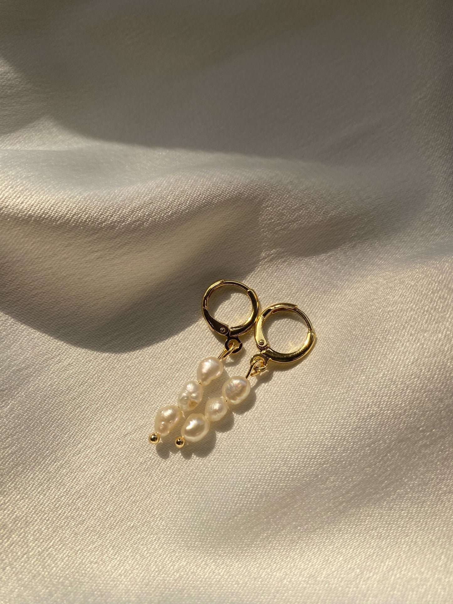 Triple pearl earring