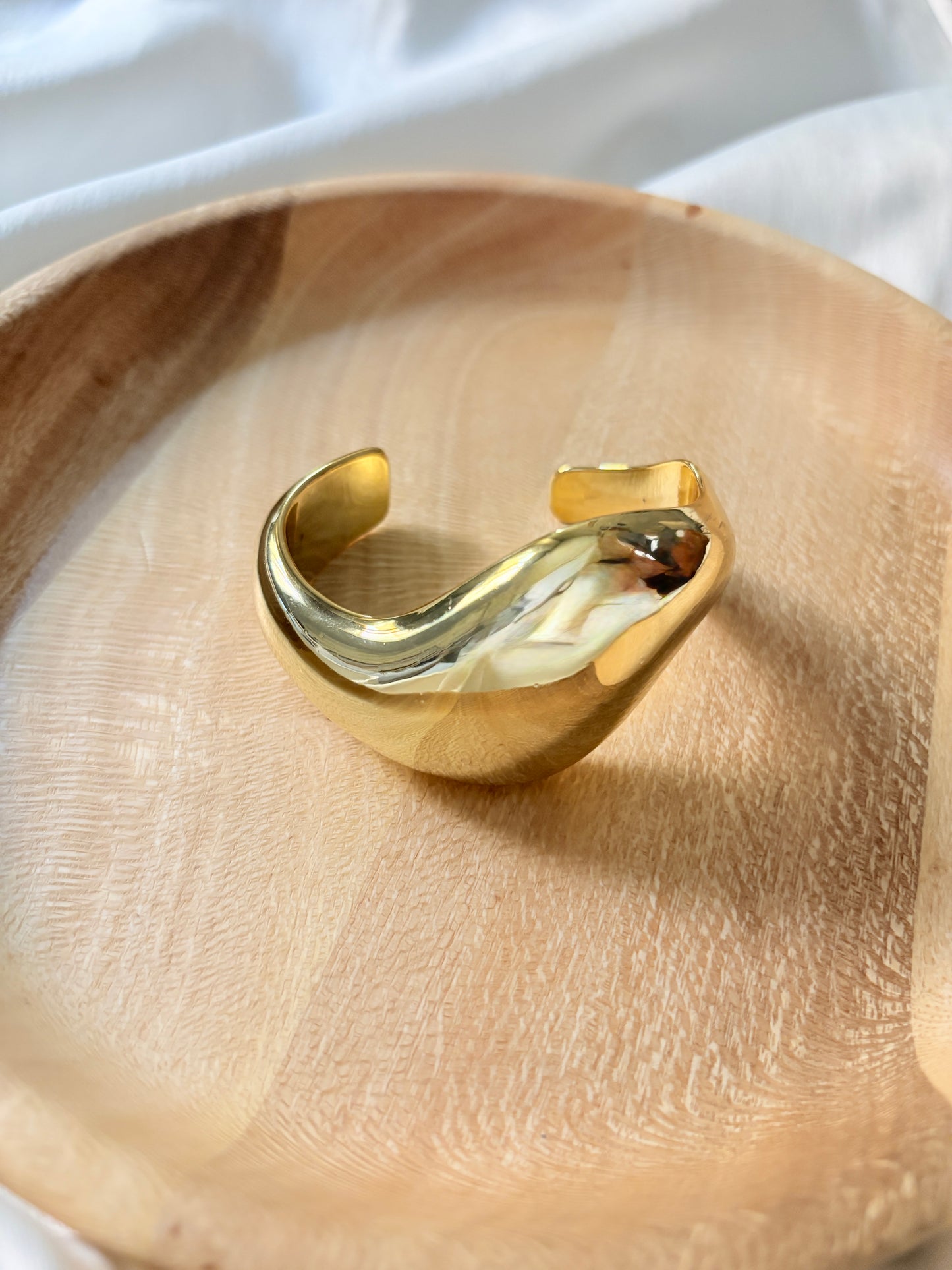 Thick wave bangle